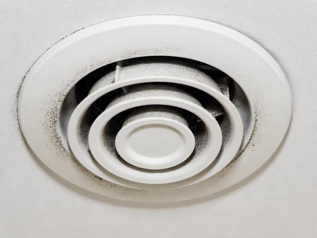 Vervuild ventilatieventiel vol stof voor reiniging